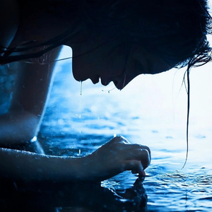 美女张开腿露出逼
