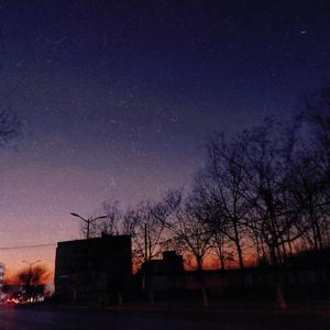 美女张开腿露出逼
